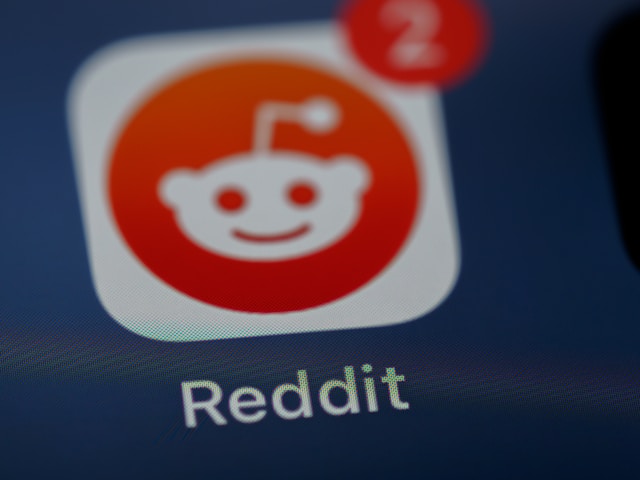 The Reddit app icon with a white "Snoo" mascot on an orange background and a notification badge displaying "2."